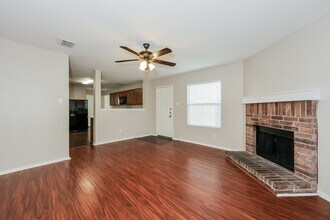 1054 Graystone Dr in Lancaster, TX - Foto de edificio - Building Photo