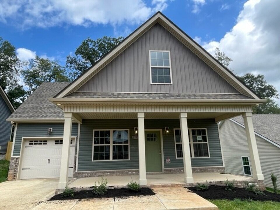 1212 Cardinal Crk Dr in Clarksville, TN - Foto de edificio