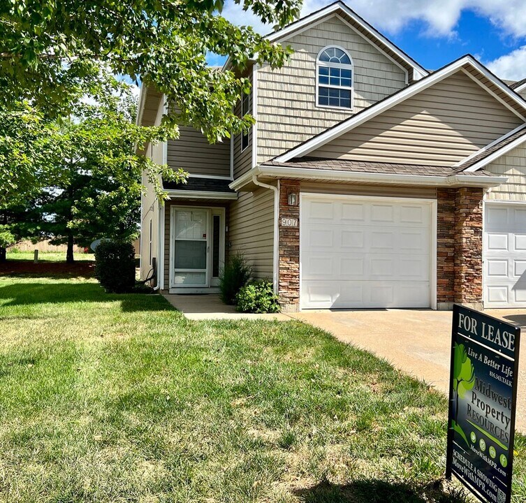 907 SW Peach Tree Ln in Blue Springs, MO - Building Photo