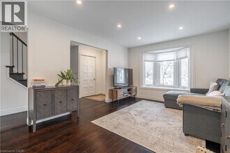 5042 Brady Ave in Burlington, ON - Building Photo - Building Photo