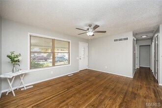 1060 Kingsbrook Ln in Florissant, MO - Building Photo - Building Photo