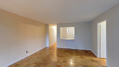 77 Pond Ave, Unit 408 in Brookline, MA - Foto de edificio - Building Photo