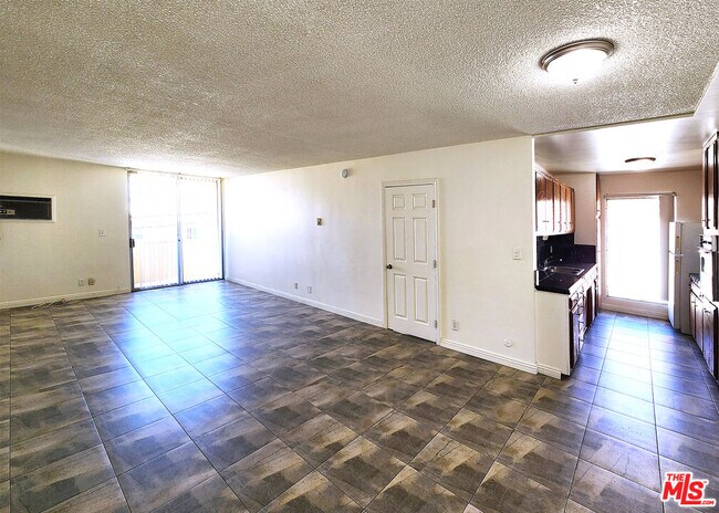 425 S Kenmore Ave in Los Angeles, CA - Building Photo - Building Photo