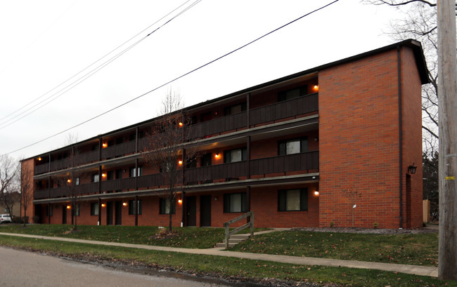 Tudor Apartments in Akron, OH - Building Photo - Building Photo