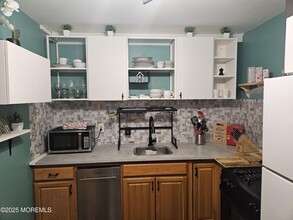 165 Wyckoff Rd in Eatontown, NJ - Building Photo - Building Photo