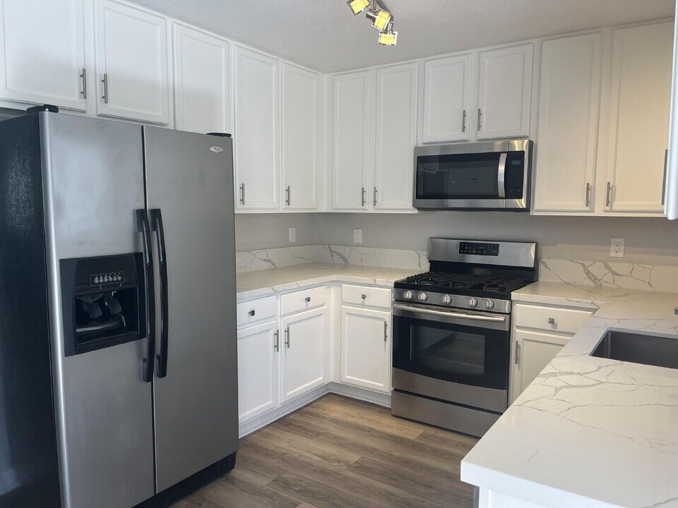 744 Walnut St in San Carlos, CA - Building Photo