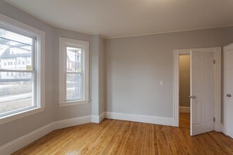 38 Cherry St, Unit 1 in Somerville, MA - Foto de edificio - Building Photo