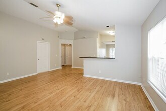 7445 Oxford Garden Cir in Apollo Beach, FL - Building Photo - Building Photo
