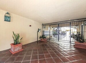 2311 4th St, Unit Steps to beach in Santa Monica, CA - Building Photo - Building Photo