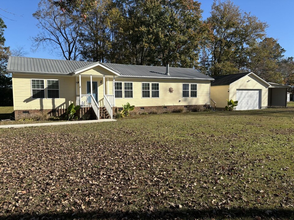 208 Old Ironsides Rd in Newport, NC - Building Photo