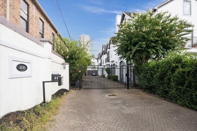 property at 1715 Nantucket Dr