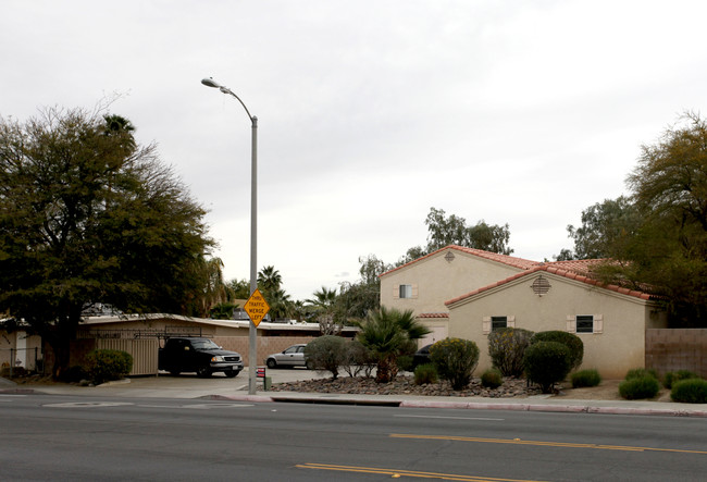 44200 San Pablo Ave in Palm Desert, CA - Foto de edificio - Building Photo