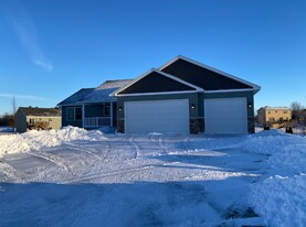 906 Taft St S in Cambridge, MN - Building Photo