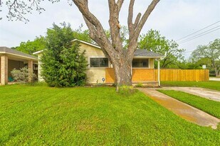 1300 Bennett Dr in Arlington, TX - Building Photo