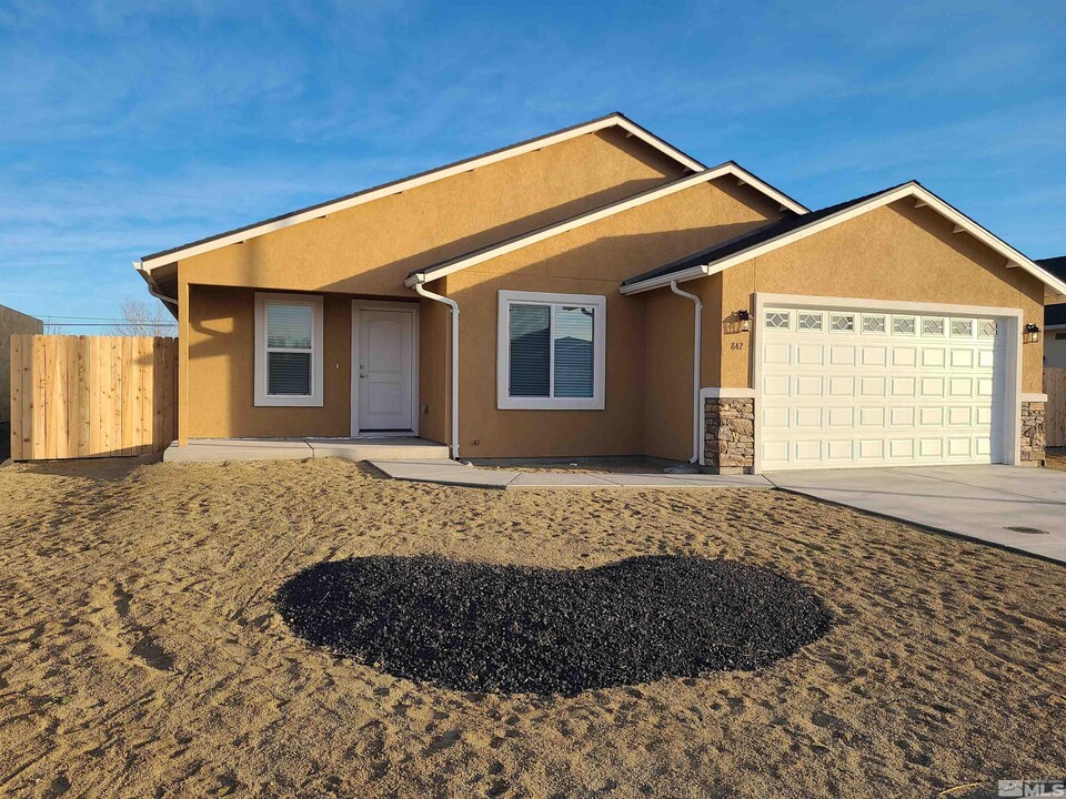 842 Great Basin Ln in Fallon, NV - Building Photo