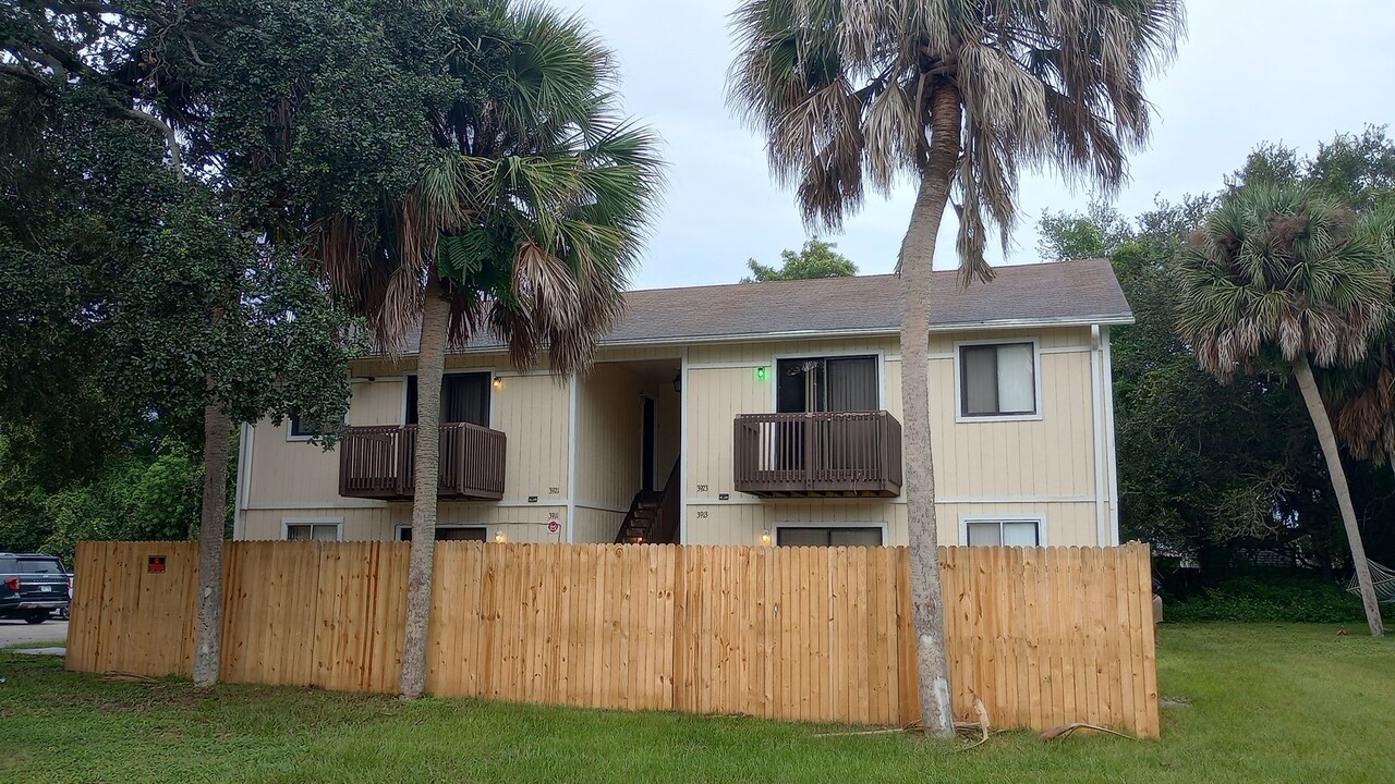 3911 Tree Ridge Ln NE in Palm Bay, FL - Foto de edificio