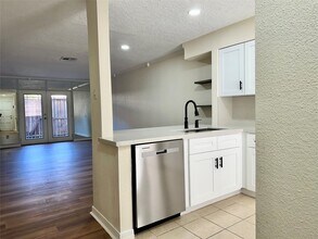 1715 Moritz Dr in Houston, TX - Foto de edificio - Building Photo