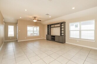 10526 Rosalina Lp in Converse, TX - Foto de edificio - Building Photo