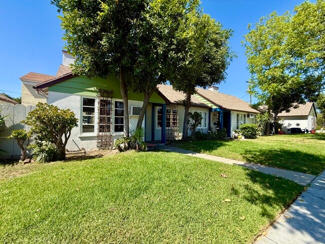 property at 1116 E Glenoaks Blvd