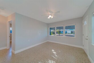 13248 4th St E in Madeira Beach, FL - Foto de edificio - Building Photo