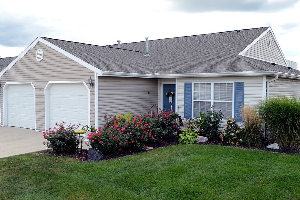 Redwood Olmsted Township in Olmsted Twp, OH - Foto de edificio