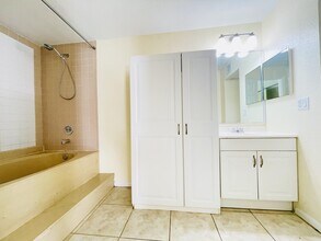 635 Executive Center Dr in West Palm Beach, FL - Building Photo - Building Photo