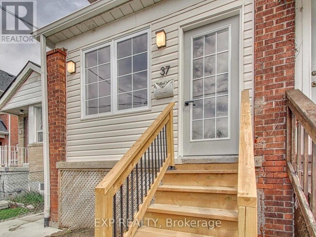 37 Gilbert Ave in Toronto, ON - Building Photo - Building Photo