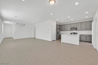 8112 Rockflower St in Las Vegas, NV - Building Photo - Building Photo