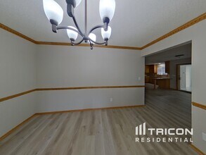 2570 Valley View Ave E in Maplewood, MN - Building Photo - Building Photo