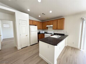 5718 Royal Sands St in North Las Vegas, NV - Building Photo - Building Photo