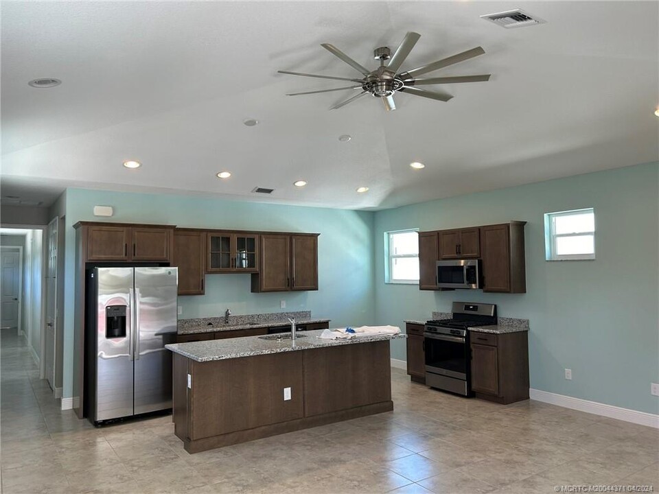 4986 SE Railway Ave in Stuart, FL - Building Photo
