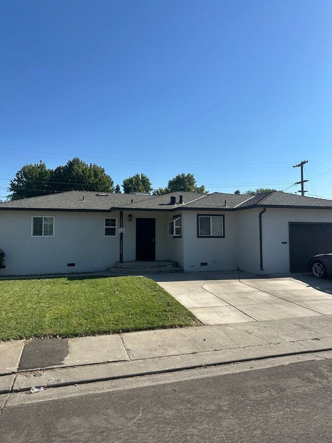 1418 Suzanne Dr in Modesto, CA - Foto de edificio - Building Photo
