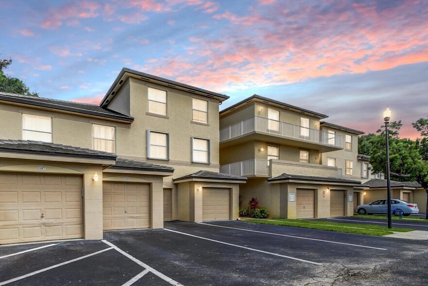 2020 Greenview Shores Blvd, Unit 108 in Wellington, FL - Building Photo