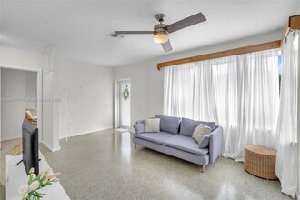 1381 NE 152nd St in North Miami Beach, FL - Foto de edificio - Building Photo