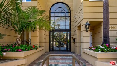 10555 Ashton Ave in Los Angeles, CA - Building Photo - Building Photo