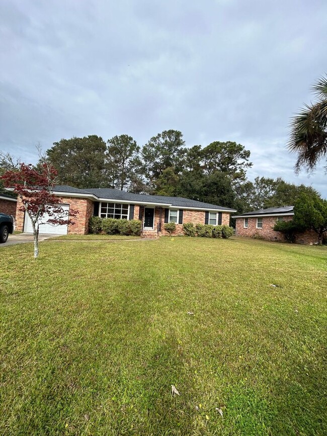 1240 Woodside Dr in Hanahan, SC - Building Photo - Building Photo