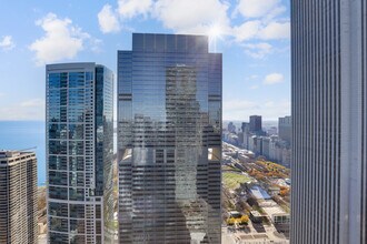 225 N Columbus Dr in Chicago, IL - Foto de edificio - Building Photo