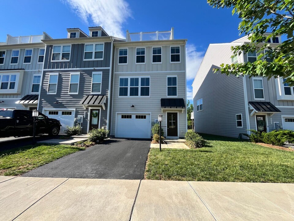 5931 McComb St in Crozet, VA - Building Photo