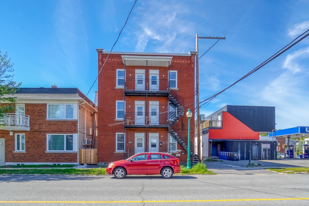 329-345 Des Cèdres Av in Shawinigan, QC - Building Photo