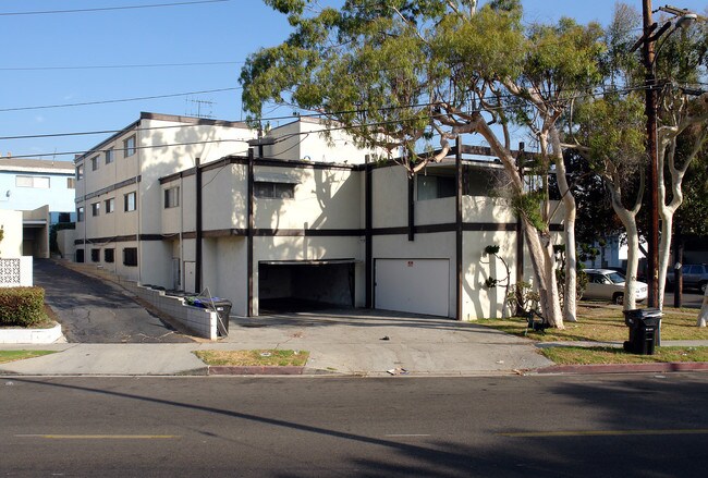 700 Glenway Dr in Inglewood, CA - Foto de edificio - Building Photo