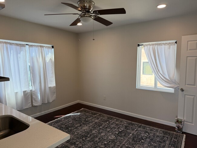 259 Roycroft Ave in Long Beach, CA - Building Photo - Building Photo