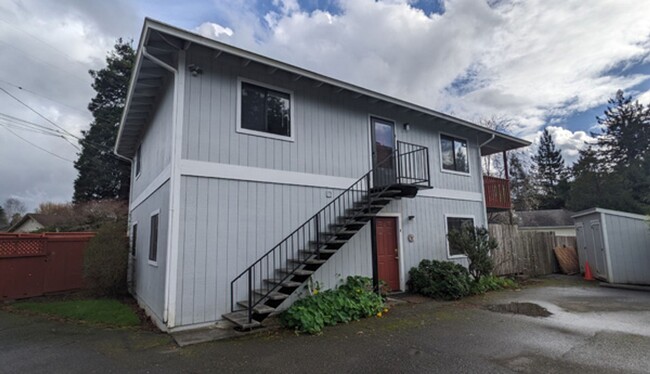 4064 V St-Unit -Unit B in Eureka, CA - Foto de edificio - Building Photo