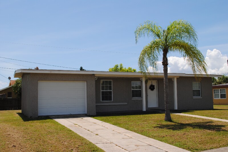 21463 Mallory Ave in Port Charlotte, FL - Foto de edificio