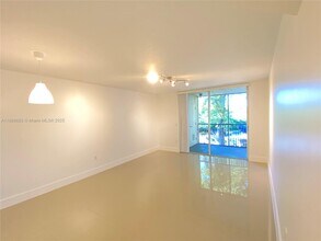 8363 Lake Dr in Doral, FL - Building Photo - Building Photo