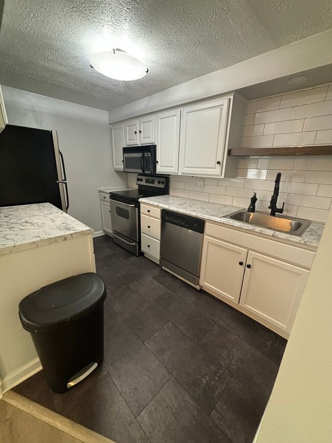 2467 Brook Ledge Rd in Bridgeville, PA - Building Photo - Building Photo