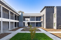 Valley Village Apartments in Huron, CA - Foto de edificio - Building Photo