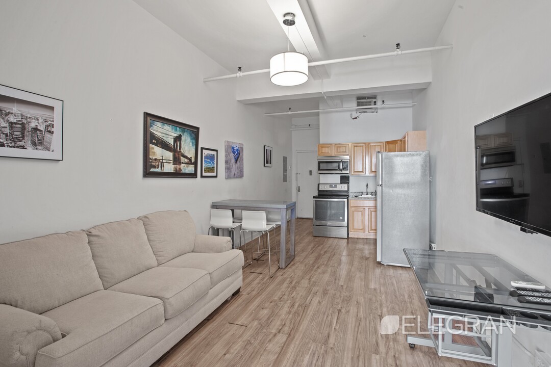 208 W 30th St-Unit -RM-401 in New York, NY - Building Photo