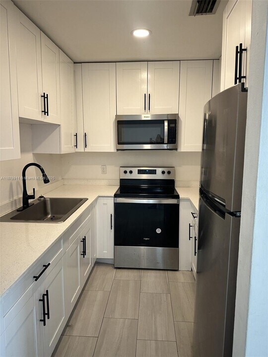1490 W 42nd Pl in Hialeah, FL - Building Photo