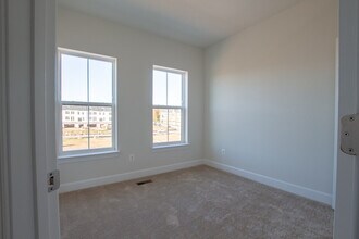 5205 Ridgeview Retreat Dr in Chantilly, VA - Building Photo - Building Photo