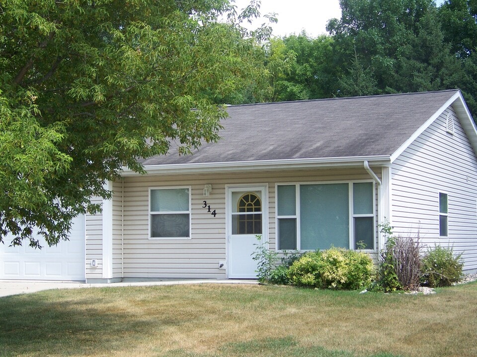 1428 Morningside Ave N in Glencoe, MN - Foto de edificio